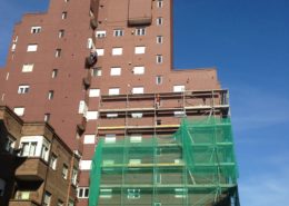 rehabilitación de fachadas con andamios modulares y revestimientos anti fisuras, solución de problemas de humedad en Santander y Torrelavega.